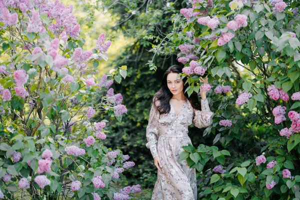 Jeune Jolie Femme Brune Promène Dans Jardin Parmi Les Arbustes — Photo