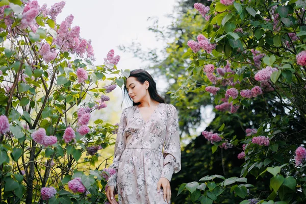 Joven Mujer Morena Bonita Camina Jardín Disfruta Floreciendo Arbustos Lila —  Fotos de Stock
