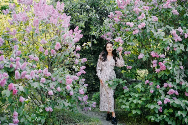 Joven Mujer Morena Bonita Camina Jardín Entre Los Arbustos Color —  Fotos de Stock
