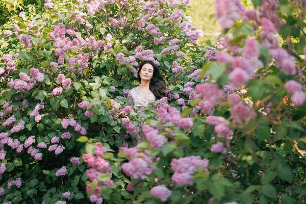 Jeune Jolie Femme Brune Promène Dans Jardin Profite Floraison Des — Photo