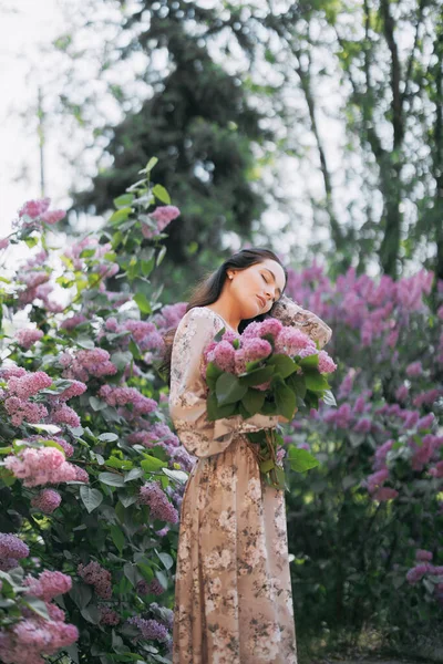 Giovane Bella Donna Bruna Cammina Giardino Con Bouquet Nelle Sue — Foto Stock