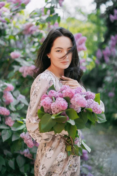 Jeune Jolie Femme Brune Promène Dans Jardin Avec Bouquet Main — Photo
