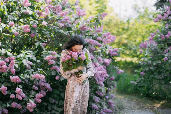 Young Pretty Brunette Woman Walks Garden Bouquet Her Hands Enjoys — Stock Photo, Image