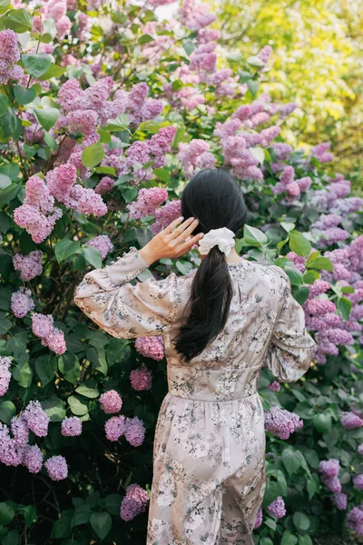 Jeune Femme Brune Jouit Fleurissant Des Arbustes Lilas Dans Jardin — Photo