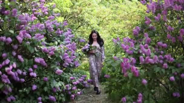 Joven Mujer Morena Bonita Caminando Jardín Con Ramo Sus Manos — Vídeos de Stock