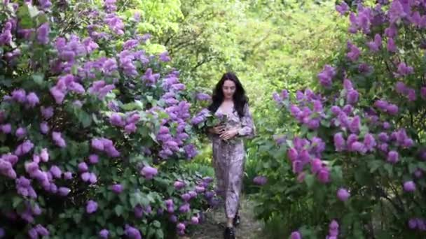 Jonge Mooie Brunette Vrouw Langzaam Wandelen Tuin Met Boeket Haar — Stockvideo