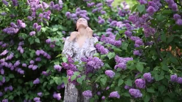 Joven Mujer Morena Bonita Camina Jardín Disfruta Floreciendo Arbustos Lila — Vídeos de Stock