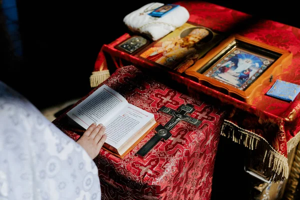 Main Prêtre Tient Ouverte Sainte Bible Sur Lutrin Près Croix — Photo