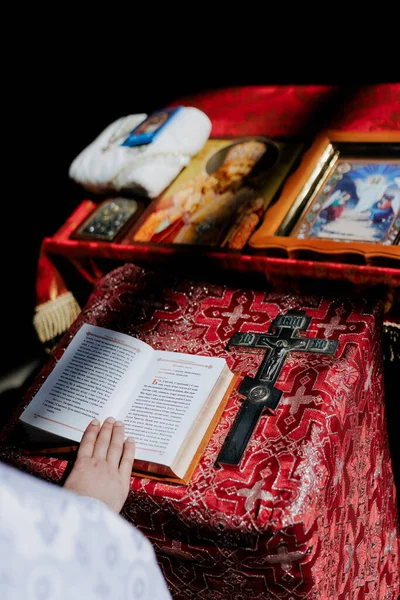 Hand Präst Innehar Öppnade Bibeln Föreläsaren Nära Korset Och Ikoner — Stockfoto