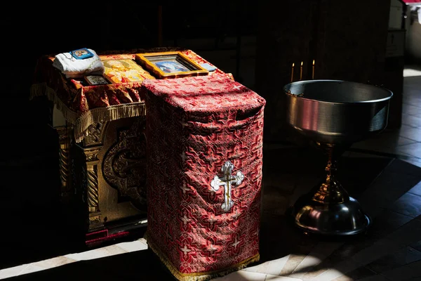 성경대에는 우크라이나 정교회의 신생아 의식을 성상을 배경으로 촛불을 축복하는 성경대가 — 스톡 사진