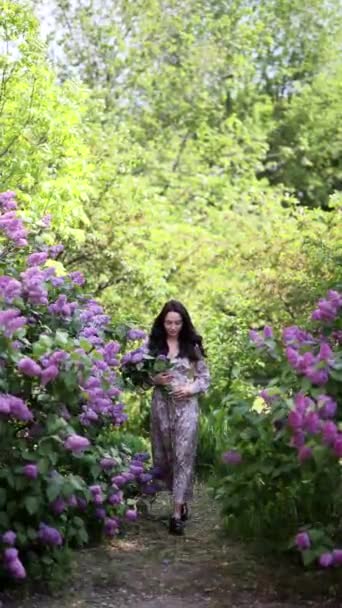 Joven Mujer Morena Bonita Caminando Lentamente Jardín Con Ramo Sus — Vídeos de Stock