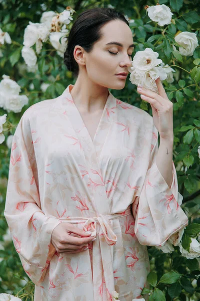 Portrait Jeune Femme Brune Robe Kimono Aux Yeux Fermés Profitant — Photo