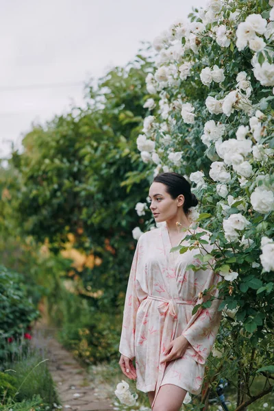 Mujer Morena Joven Vestido Kimono Disfrutando Floración Escalada Blanca Iceberg —  Fotos de Stock