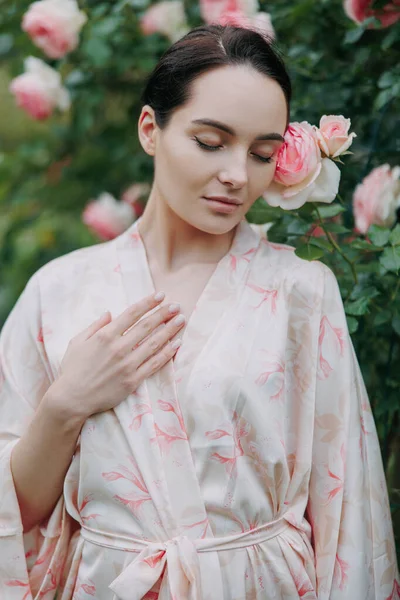 Portrait Jeune Femme Brune Robe Kimono Aux Yeux Fermés Profitant — Photo