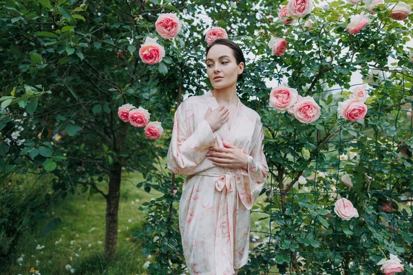 Jeune Femme Brune Robe Kimono Appréciant Par Floraison Escalade Rose — Photo