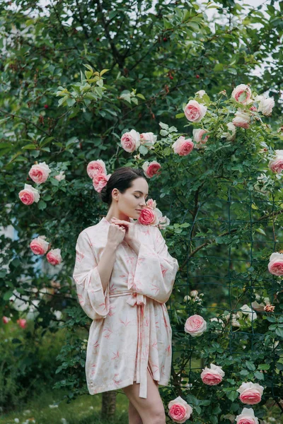 Joven Morena Vestido Kimono Con Los Ojos Cerrados Disfrutando Florecer —  Fotos de Stock
