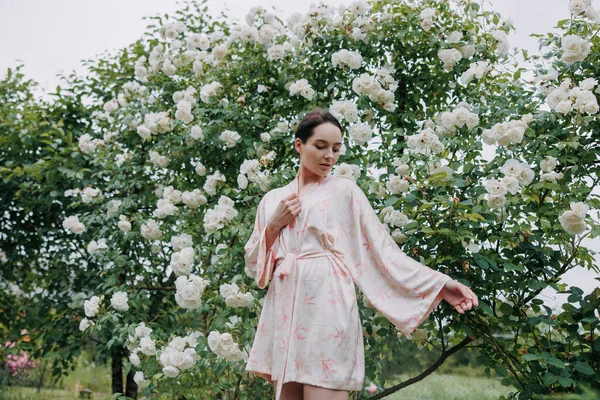 Joven Morena Vestido Kimono Posando Sobre Fondo Florecimiento Escalada Blanca —  Fotos de Stock