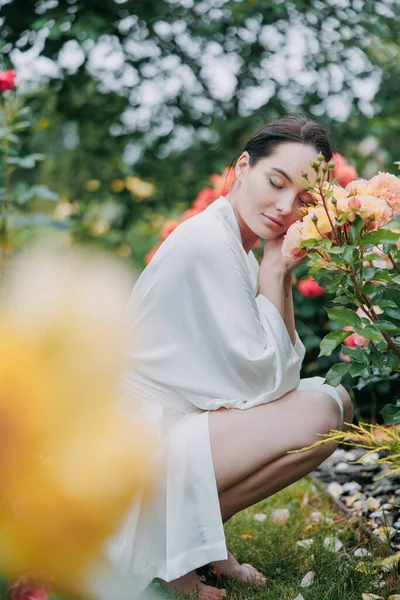 Joven Morena Vestida Kimono Sentada Descalza Sobre Hierba Entre Rosas —  Fotos de Stock