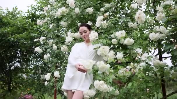 Mujer Morena Joven Vestido Kimono Disfrutando Floración Escalada Blanca Iceberg — Vídeos de Stock