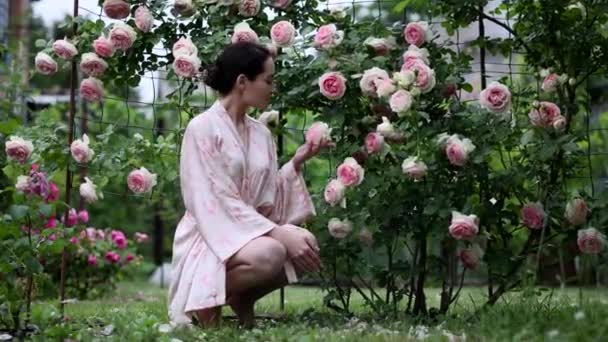Giovane Donna Bruna Abito Kimono Seduta Godendo Fiorendo Arrampicata Rosa — Video Stock