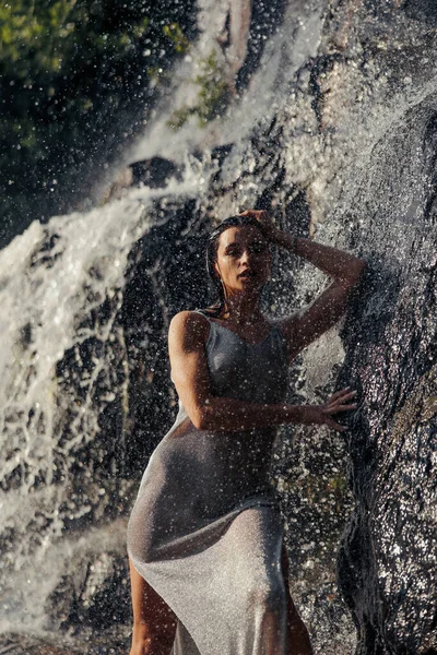 Jovem Mulher Vestido Molhado Fica Perto Cachoeira Entre Fluxos Água — Fotografia de Stock