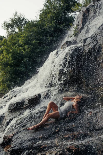 Jonge Vrouw Natte Jurk Liggend Rots Waterval Tussen Water Stromen — Stockfoto