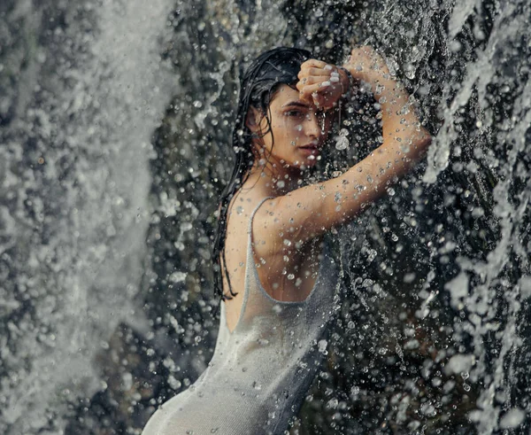 Retrato Jovem Mulher Vestido Molhado Cachoeira Entre Fluxos Água Spray — Fotografia de Stock