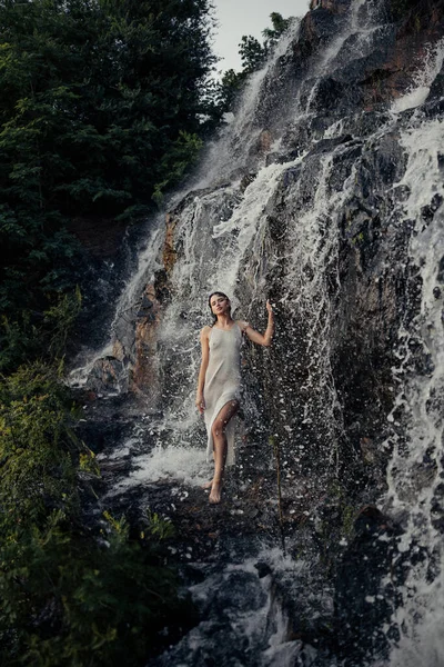 Jovem Mulher Vestido Molhado Perto Cachoeira Entre Fluxos Água Spray — Fotografia de Stock