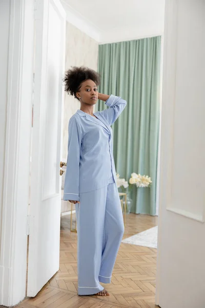 Молода Африканка Блакитній Піжамі Стоїть Дверному Отворі Спальні Фоні Домашнього — стокове фото