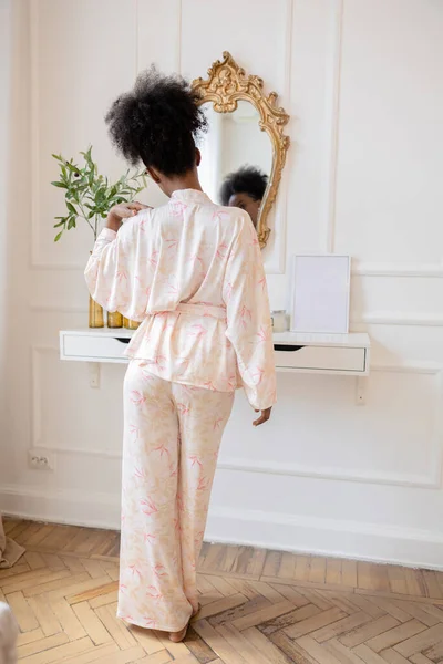 Giovane Donna Africana Pigiama Piedi Contro Specchio Guardando Suo Riflesso — Foto Stock