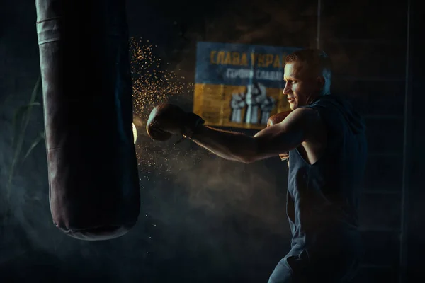 Boxer Schlägt Boxsack Beim Training Der Sporthalle Vor Dem Hintergrund — Stockfoto