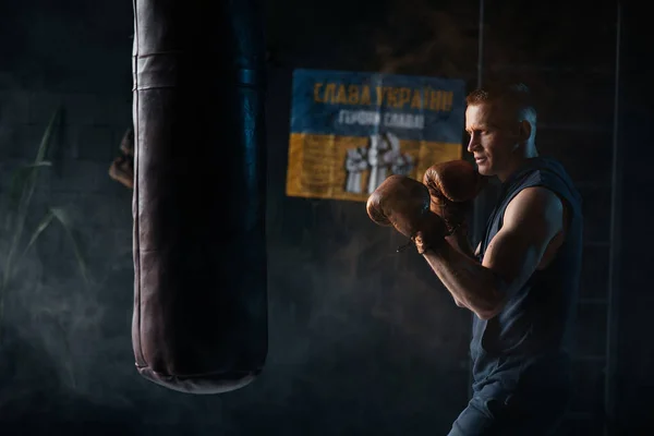 Boxer Batendo Saco Perfuração Treinamento Ginásio Contra Fundo Bandeira Ucraniana — Fotografia de Stock