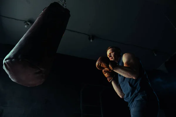 Boxeador Masculino Guantes Boxeo Entrenando Saco Boxeo Gimnasio Oscuro Boxeador —  Fotos de Stock