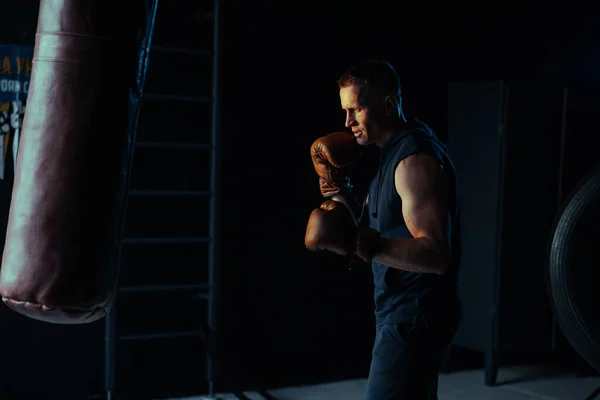 Чоловічий Боксер Боксерських Рукавичках Тренування Ударній Сумці Темному Тренажерному Залі — стокове фото