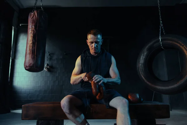 Boxeur Masculin Assis Sur Banc Dans Une Salle Gym Sombre — Photo