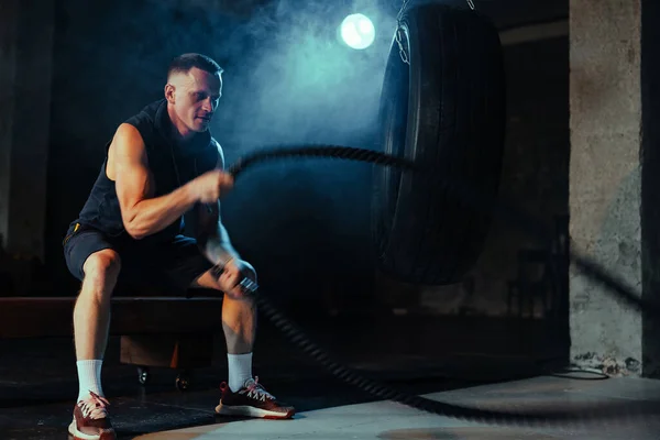 근육질의 남자가 싸우는 어두운 체육관에서 운동합니다 거맞지 거맞지 전투용 훈련시키기 — 스톡 사진