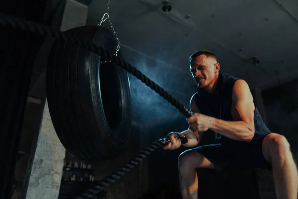 근육질의 남자가 싸우는 어두운 체육관에서 운동합니다 거맞지 거맞지 전투용 훈련시키기 — 스톡 사진