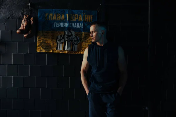 Idrottare Vilar Mörkt Gym Efter Träning Mot Bakgrund Ukrainska Flagga — Stockfoto