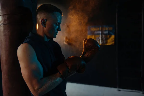 Porträtt Manliga Boxare Med Droppar Svett Ansiktet Efter Träning Gym — Stockfoto