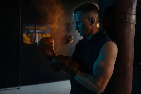 Retrato Boxeador Masculino Com Gotas Transpiração Seu Rosto Depois Exercitar — Fotografia de Stock