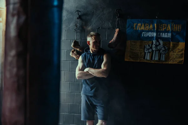 Trött Boxare Vilar Mörkt Gym Efter Träning Mot Bakgrund Ukrainska — Stockfoto
