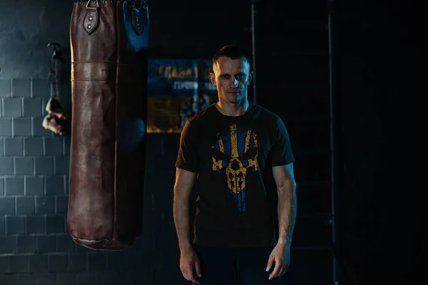 Boxer Shirt Med Ukrainska Symboler Poserar Mörkt Gym Efter Träning — Stockfoto
