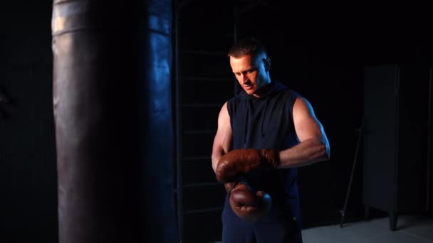 Mužský Boxer Obléká Boxerské Rukavice Tělocvičně Pozadí Ukrajinské Vlajky Podpisy — Stock video