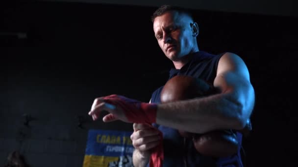 Boxer Obvazuje Ruku Tím Boxuje Zábaly Tělocvičně Pozadí Ukrajinské Vlajky — Stock video