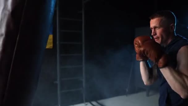 Boxer Che Colpisce Sacco Boxe All Atto Formazione Palestra Sullo — Video Stock