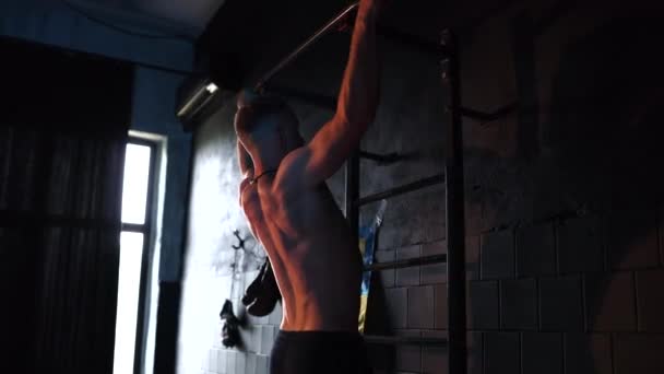 Forte Atleta Masculino Exercitando Puxando Para Cima Barra Transversal Durante — Vídeo de Stock