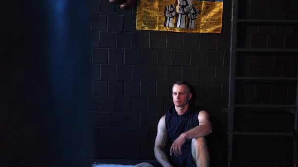 Sportovec Odpočívá Tmavé Tělocvičně Cvičení Pozadí Ukrajinské Vlajky Podpisy Ukrajinských — Stock video