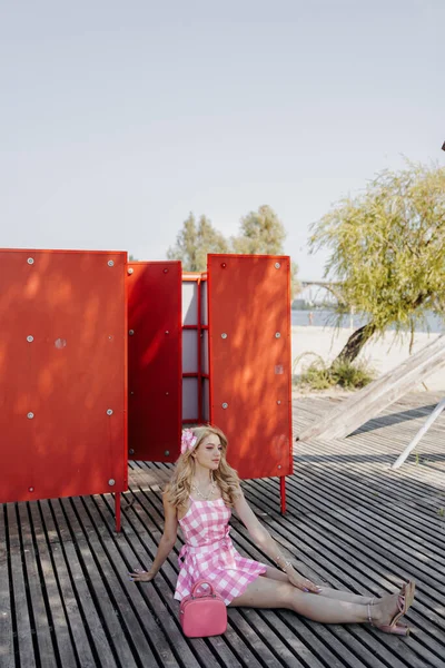 Chica Rubia Joven Parece Una Muñeca Barbie Rosa Mini Vestido — Foto de Stock