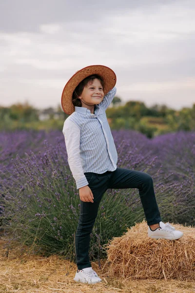 Saman Balyasının Üzerinde Duran Şapkalı Neşeli Çocuk Çiçek Açan Lavanta — Stok fotoğraf