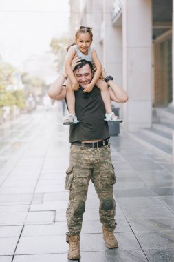 Küçük Ukraynalı kız tatilde babasıyla tanışıyor ve onunla neşeli oyunlar oynuyor. Ukrayna 'da savaş. Rus ordusu Ukrayna 'yı işgal etti. Savaş ve çocuklar.